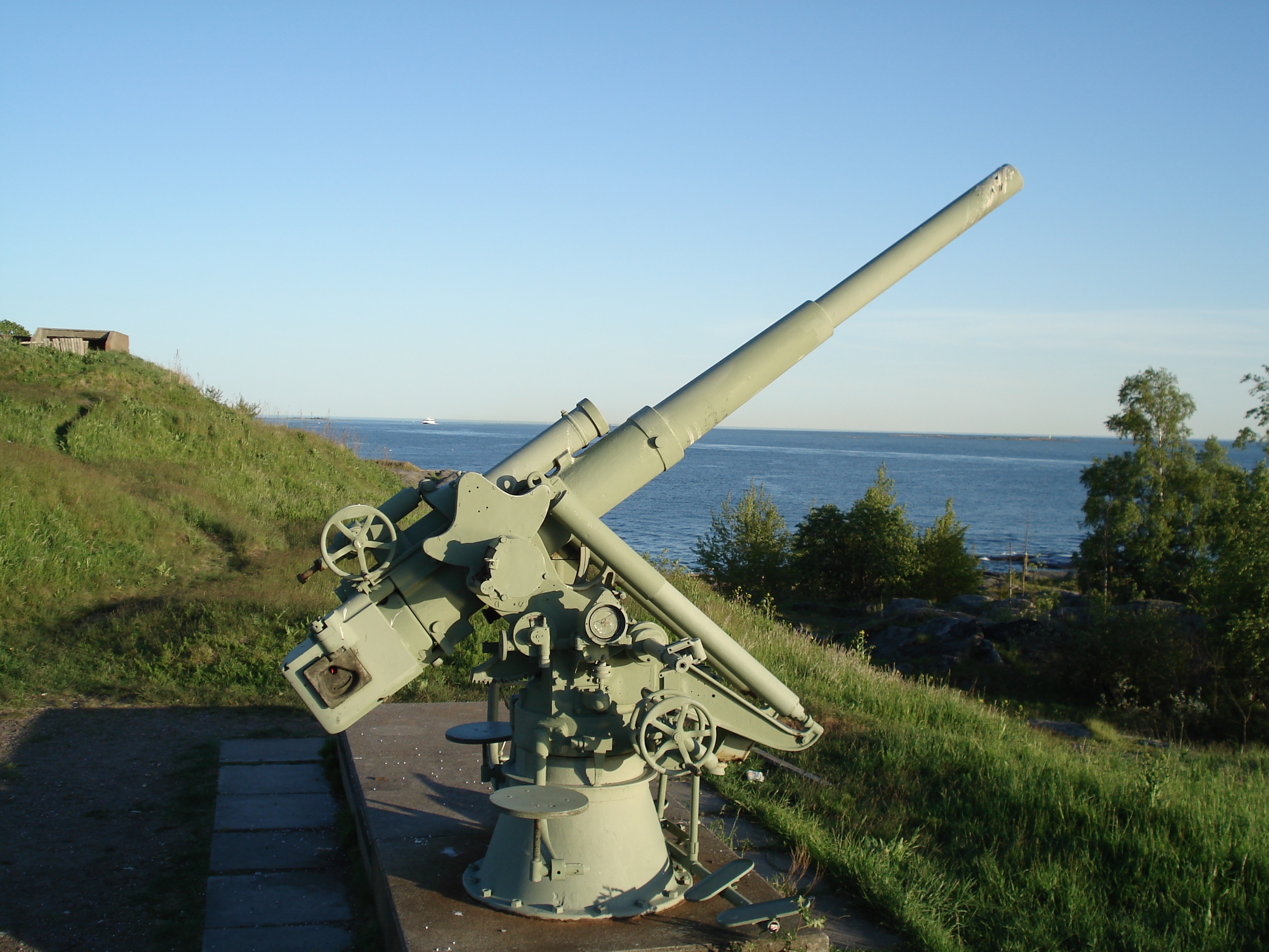 Bofors_M1927_76mm_AA_gun_Suomenlinna.JPG