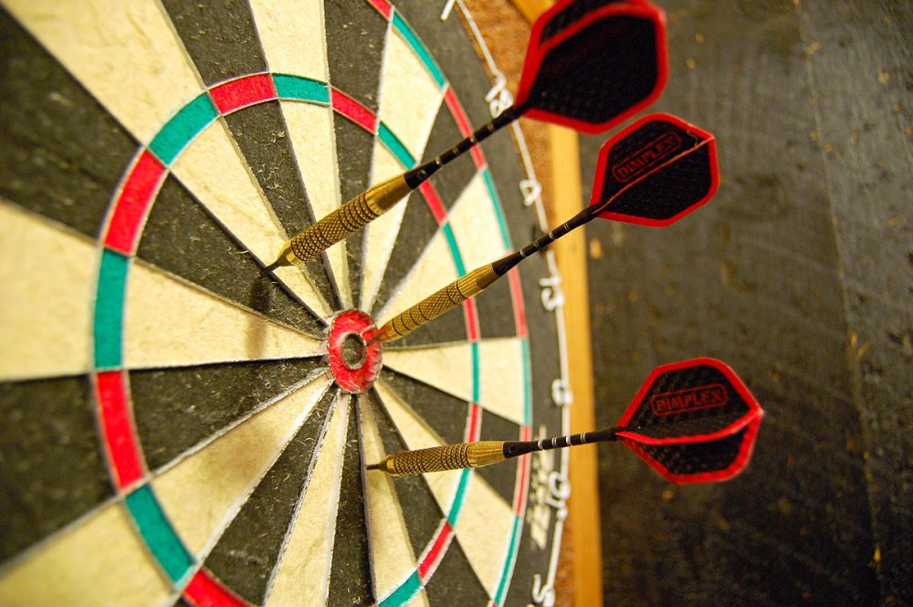 1200px-Darts_in_a_dartboard.jpg