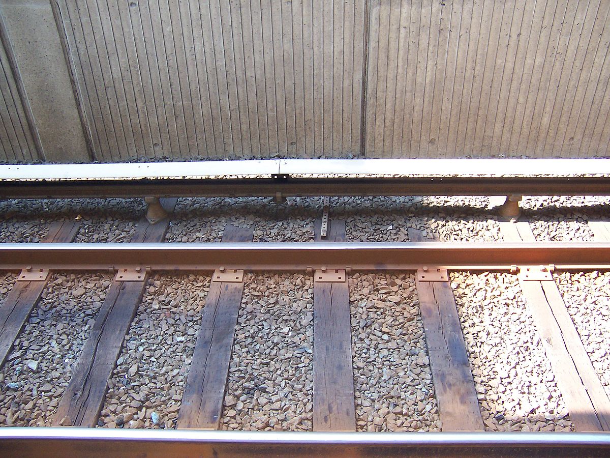 1200px-WMATA_third_rail_at_West_Falls_Ch