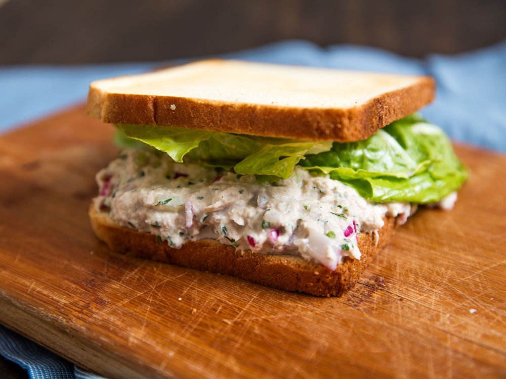 20160614-tuna-salad-sandwich-vicky-wasik