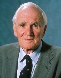 Q (Desmond Llewelyn) | James bond girls, James bond movies ...