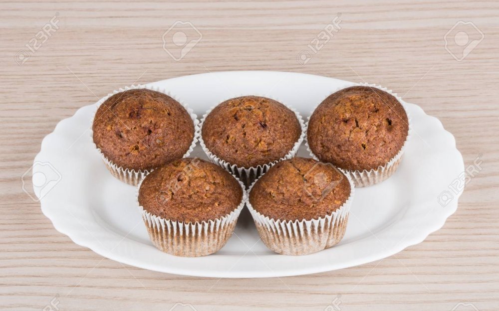 40023489-five-muffins-in-glass-plate-on-
