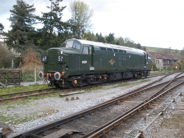 Class_37_locomotive,_stands_at_Staverton
