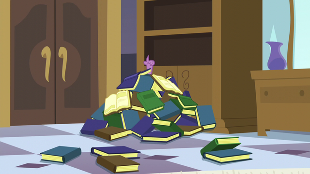 640px-Spike_stuck_under_the_book_pile_S5E10.png