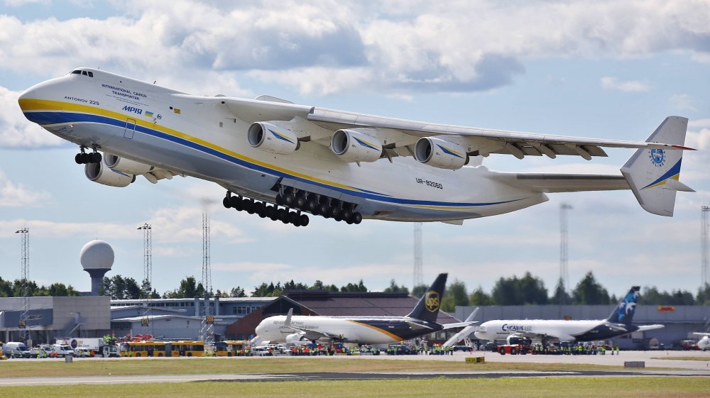 Antonov_aeroplano_El_Venizelos_1.jpg