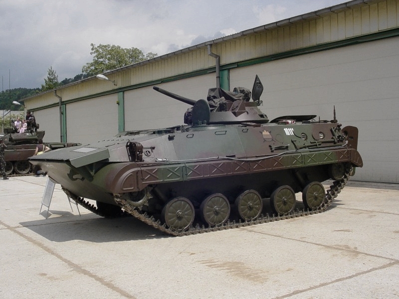 https://upload.wikimedia.org/wikipedia/commons/0/08/BVP_M-80_SV.jpg