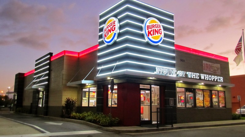 Burger_King_at_night.jpg