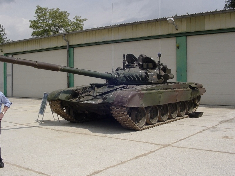 https://upload.wikimedia.org/wikipedia/commons/9/95/M-84_SV.jpg