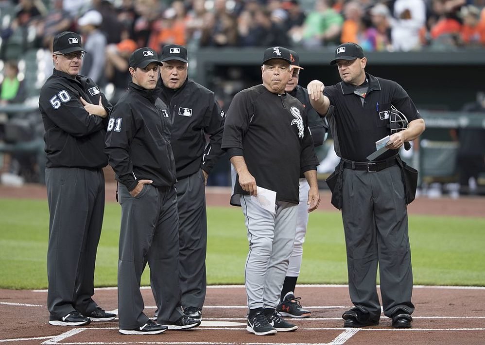 Rick_Renteria_umpires_34319070672-998x71