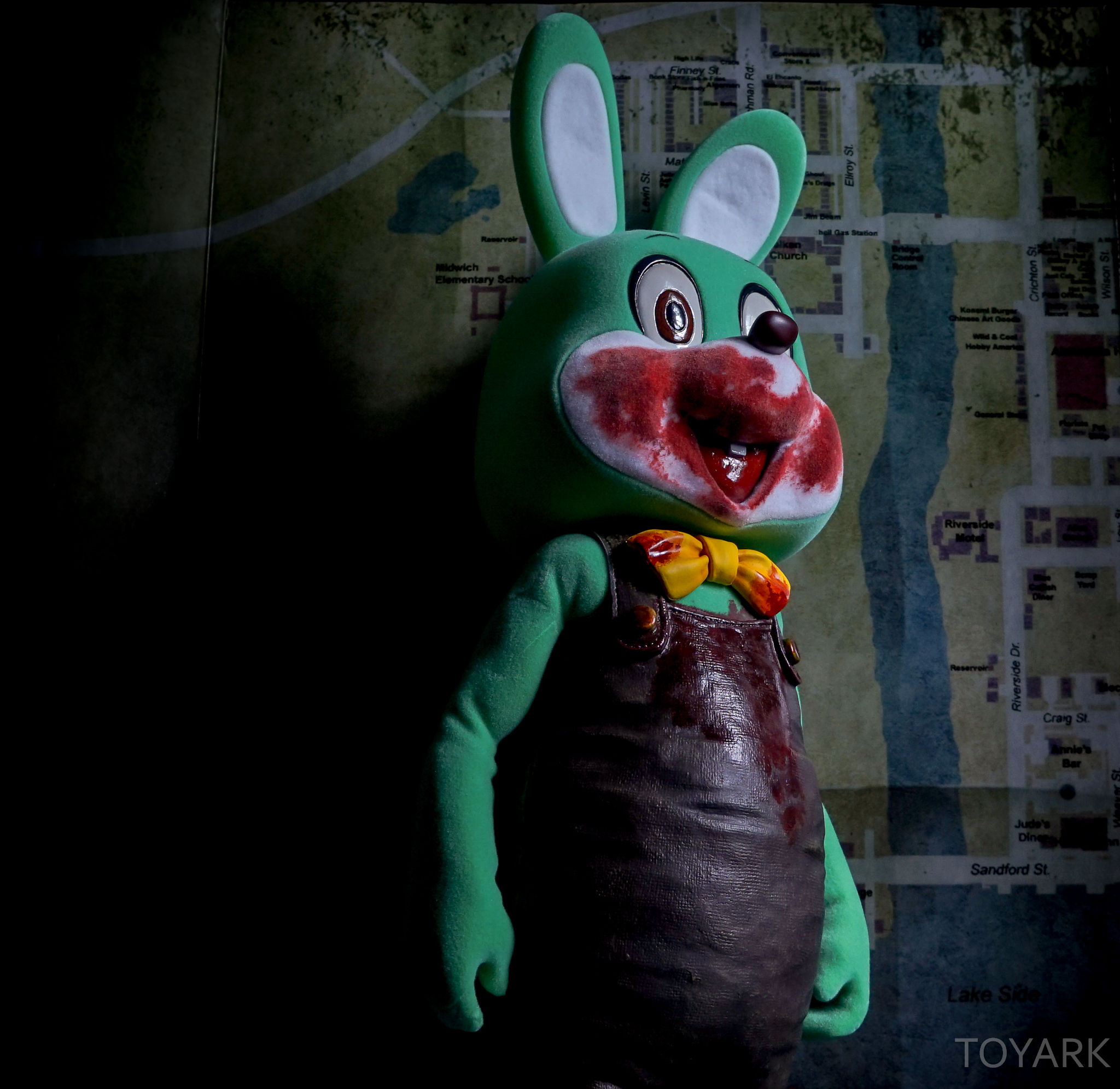Silent-Hill-3-Robbie-The-Rabbit-Statue-036.jpg