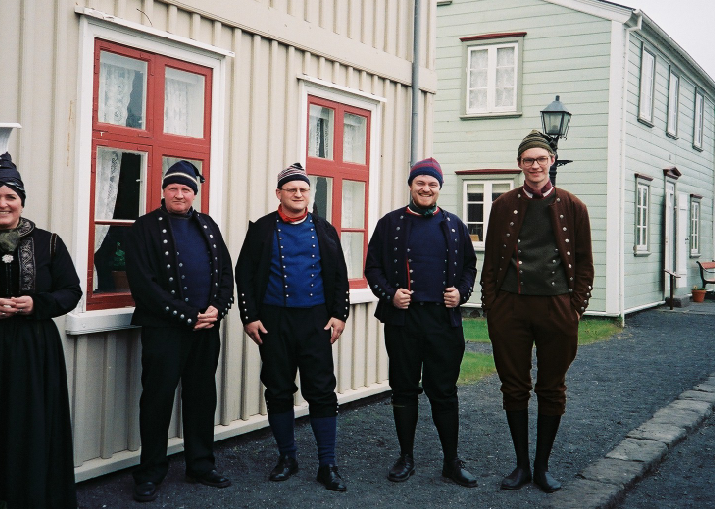 Icelandic_mens_national_costume.PNG