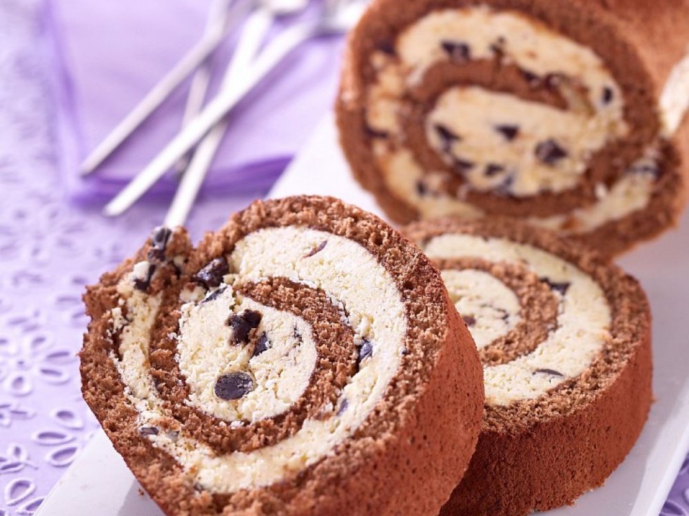 chocolate-and-almond-swiss-roll-490837.j