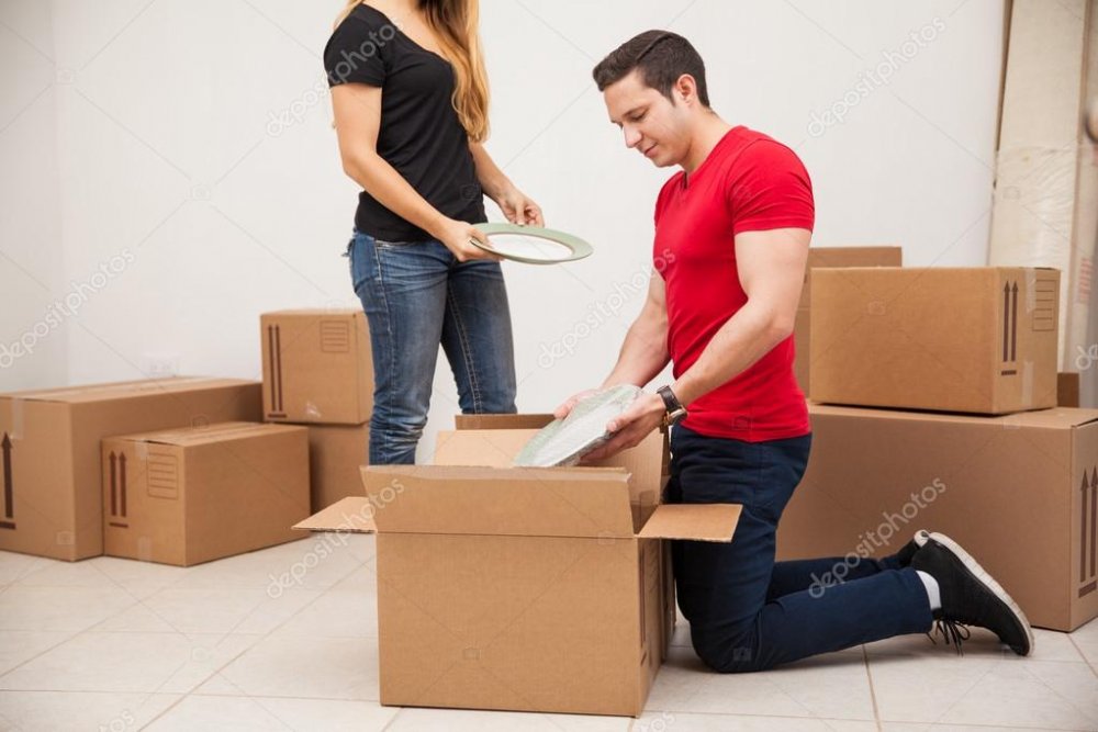 Man and girlfriend putting stuff in boxes — Stock Photo © tonodiaz ...