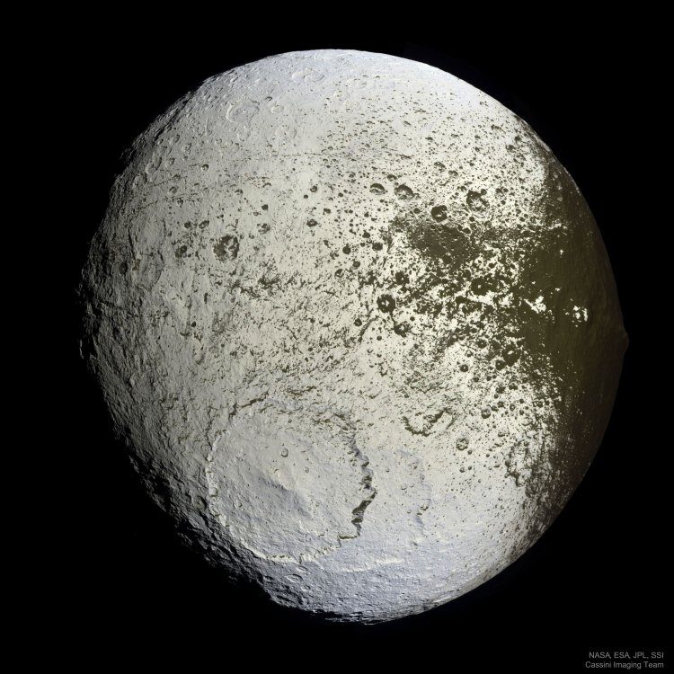iapetus3_cassini_4100.jpg