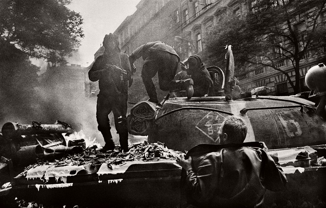 josef-koudelka-invasion-68-prague-03.jpg