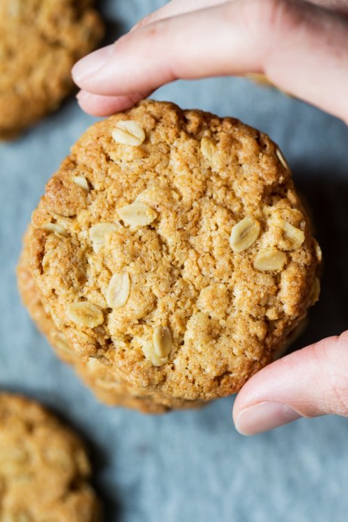 vegan-anzacs-close-up-800x1200.jpg