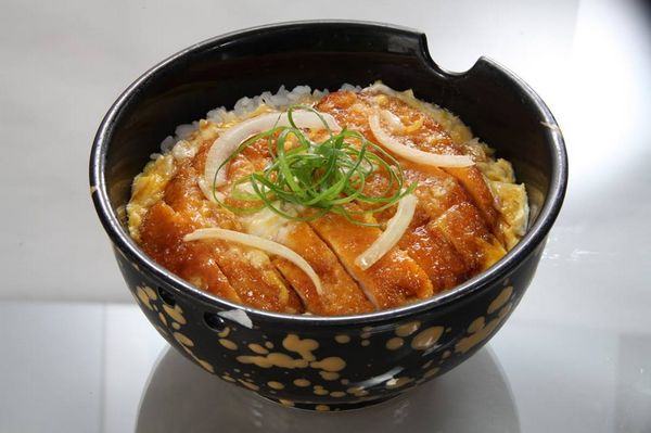 Katsudon.jpg.c7889e5837f4271cead206347598289e.jpg