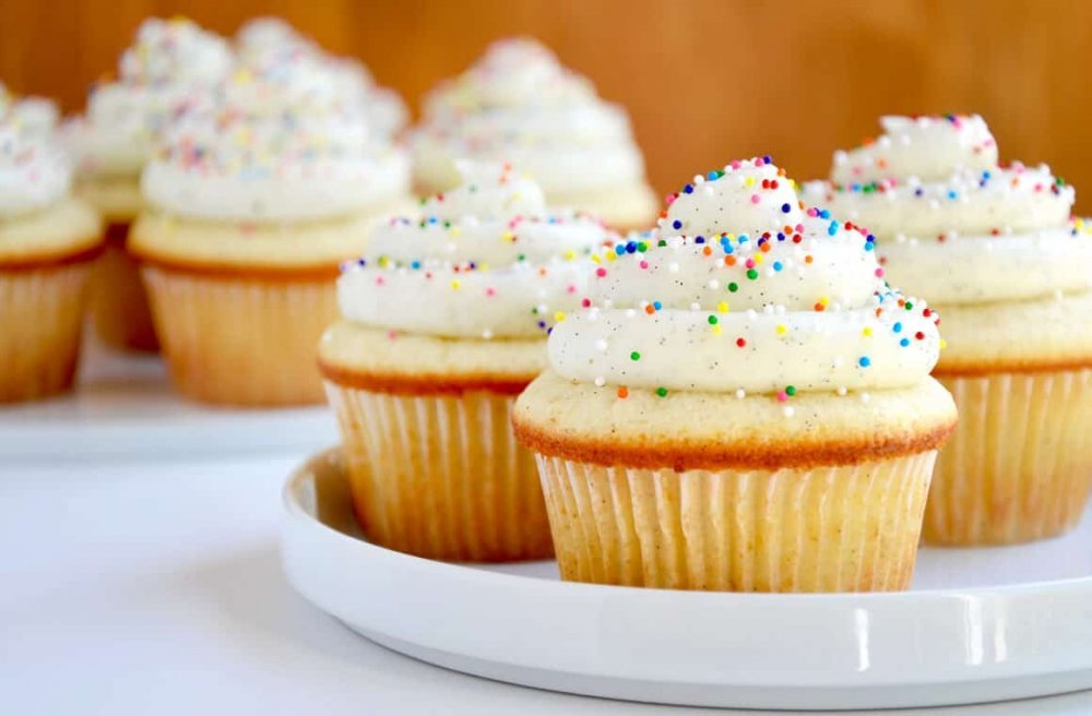 vanilla-bean-cupcakes-buttercream-frosting-recipe.thumb.jpg.afeb26d3bcce8dae080375776eb97b4b.jpg