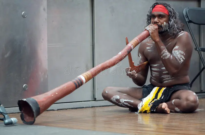 aboriginal-didgeridoo-player-23506155.thumb.webp.254354ba873c5934e9e46ec086708232.webp