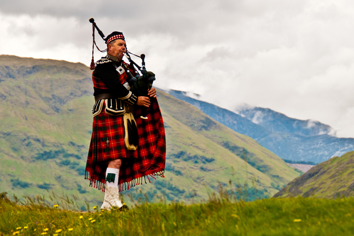 tartan-plaid-scotland-highland-bagpiper-bagpipe-man-kilt-player-cantontartan-expert-advice.thumb.jpg.a3fa5c21615c628048a050ee930c3f64.jpg