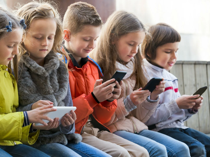an-age-by-age-guide-for-when-your-kid-should-get-a-smartphone.thumb.webp.78c31f4211c03eae97a5ee6a851880e6.webp